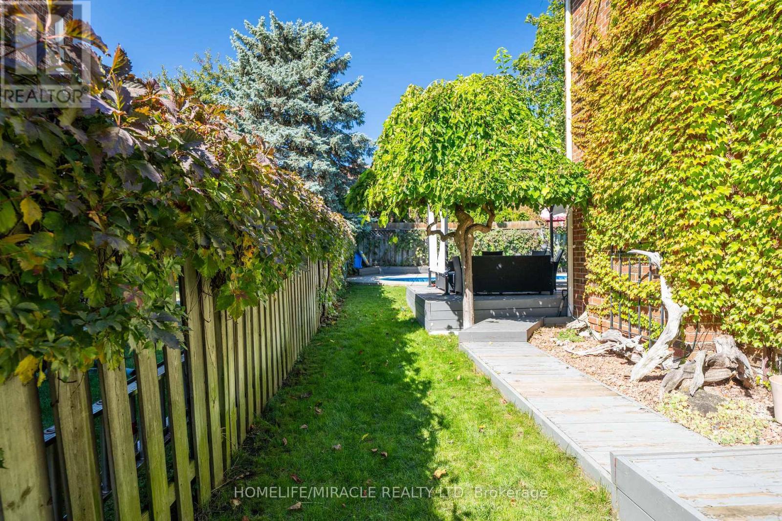 9 Iris Crescent, Brampton, ON