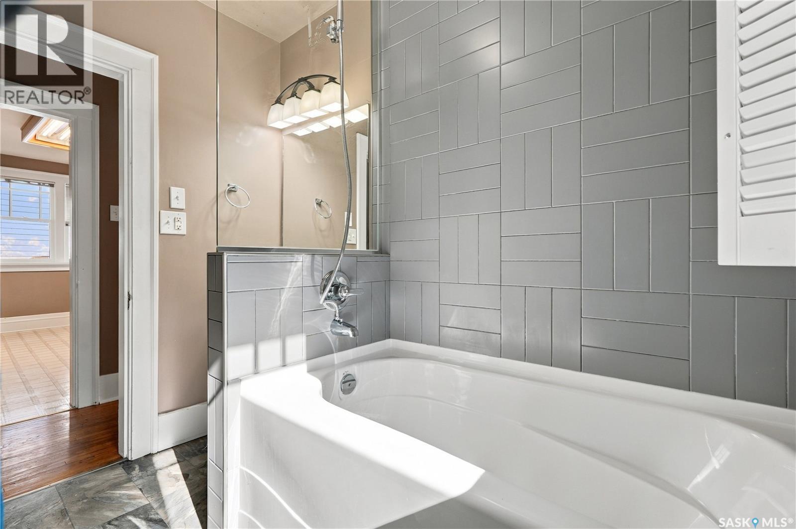 1716 Lorne Avenue, Saskatoon, SK