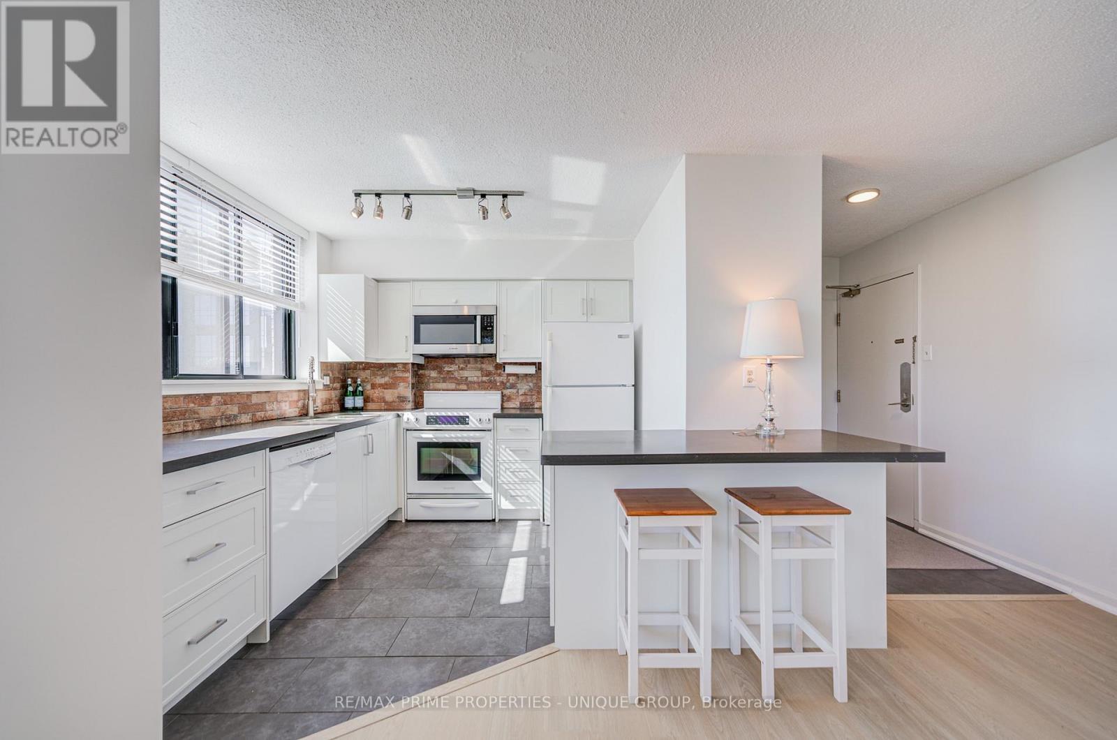 Modern kitchen with breakfast bar. - 301 - 250 Queens Quay W, Toronto, ON