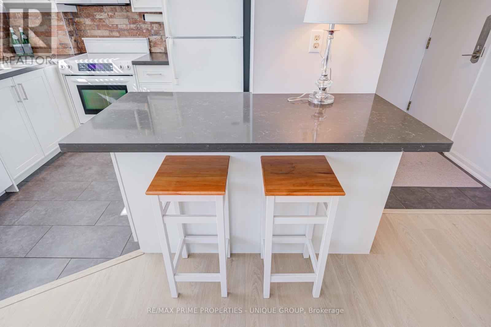 Breakfast bar with quartz counters. - 301 - 250 Queens Quay W, Toronto, ON