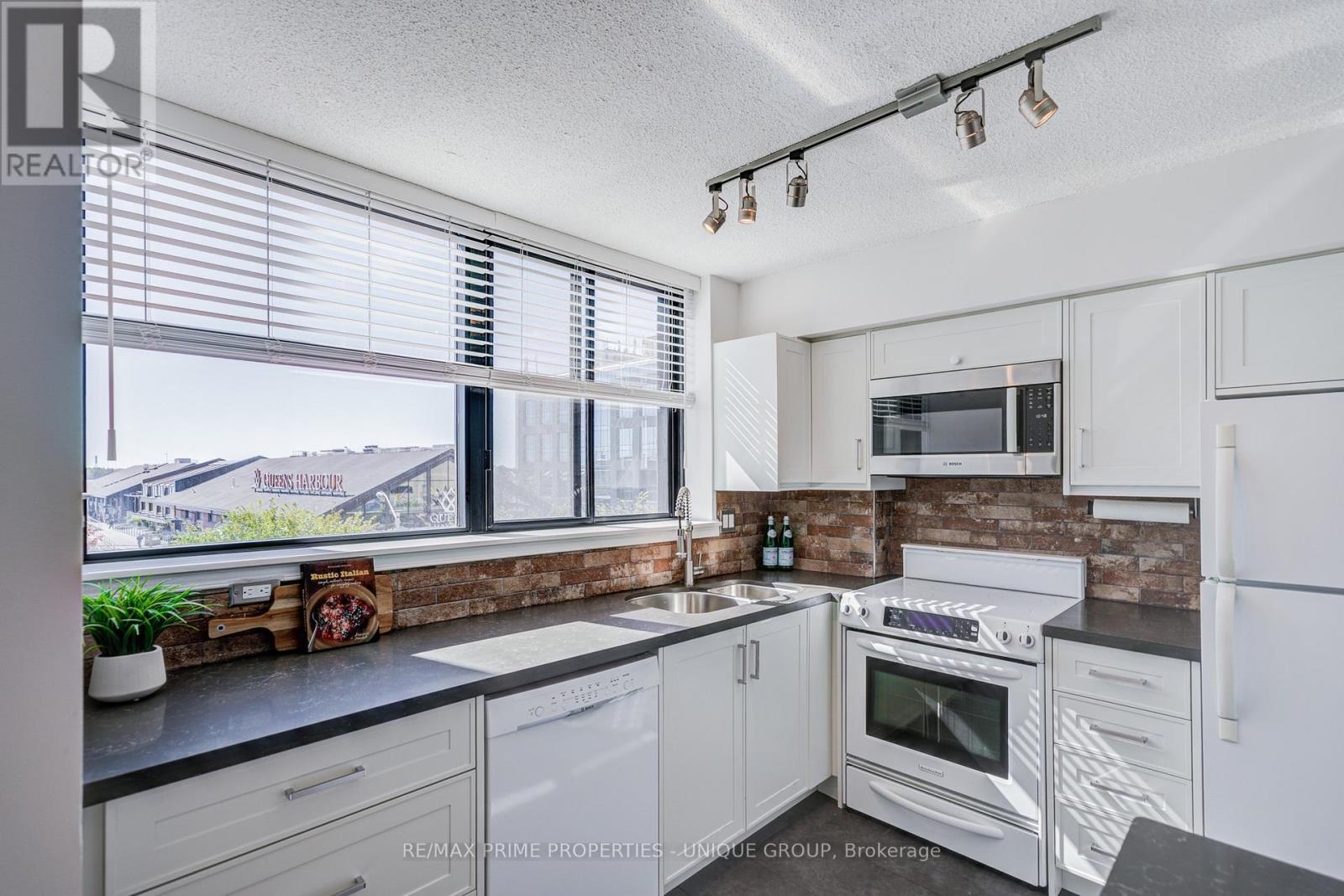 Bright Kitchen with south facing windows. - 301 - 250 Queens Quay W, Toronto, ON