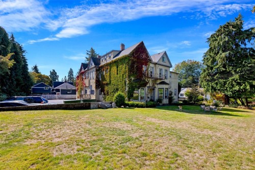 1249 Rockland Ave  Victoria, BC V8V 3X3