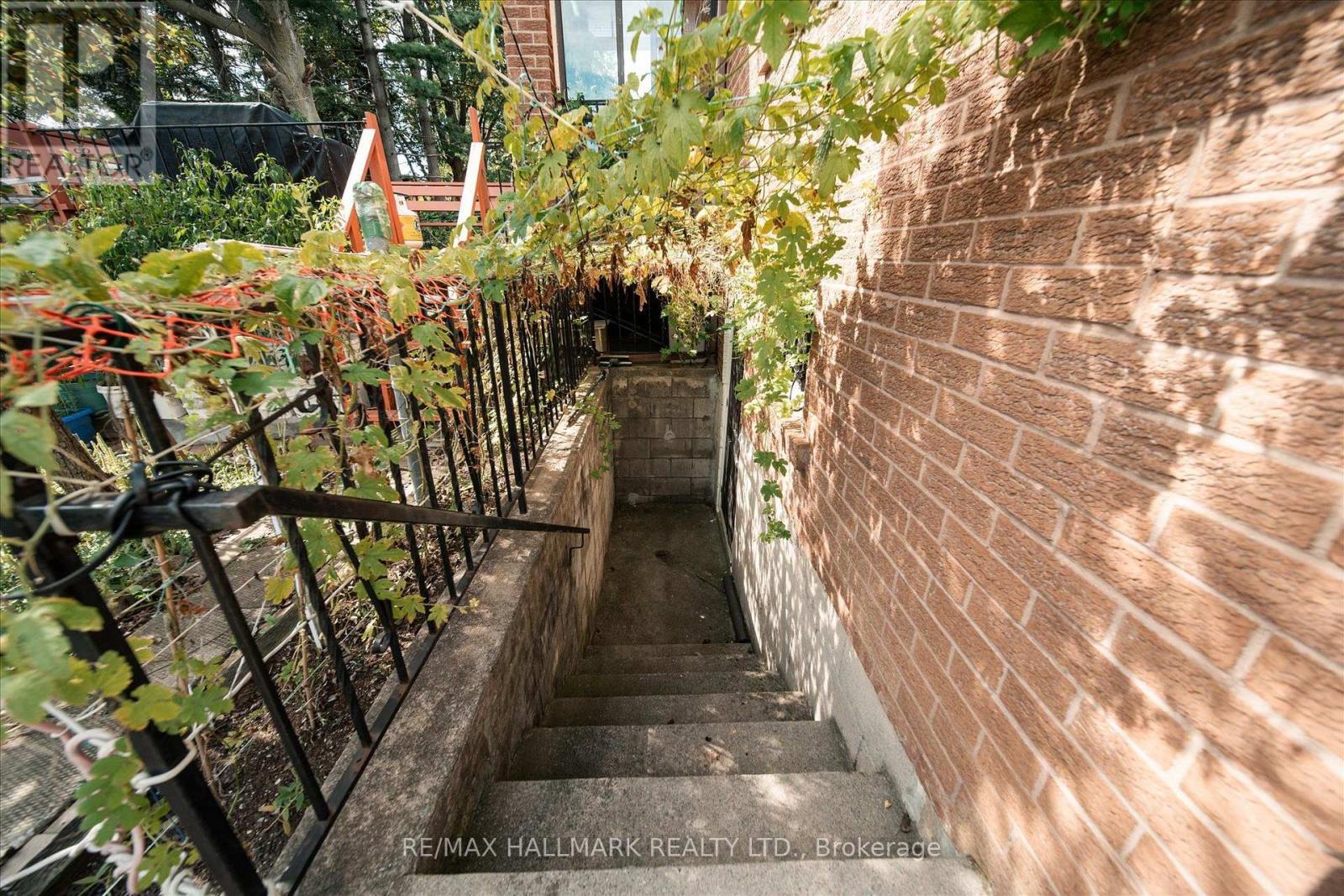 16 Ascolda Boulevard, Toronto, ON