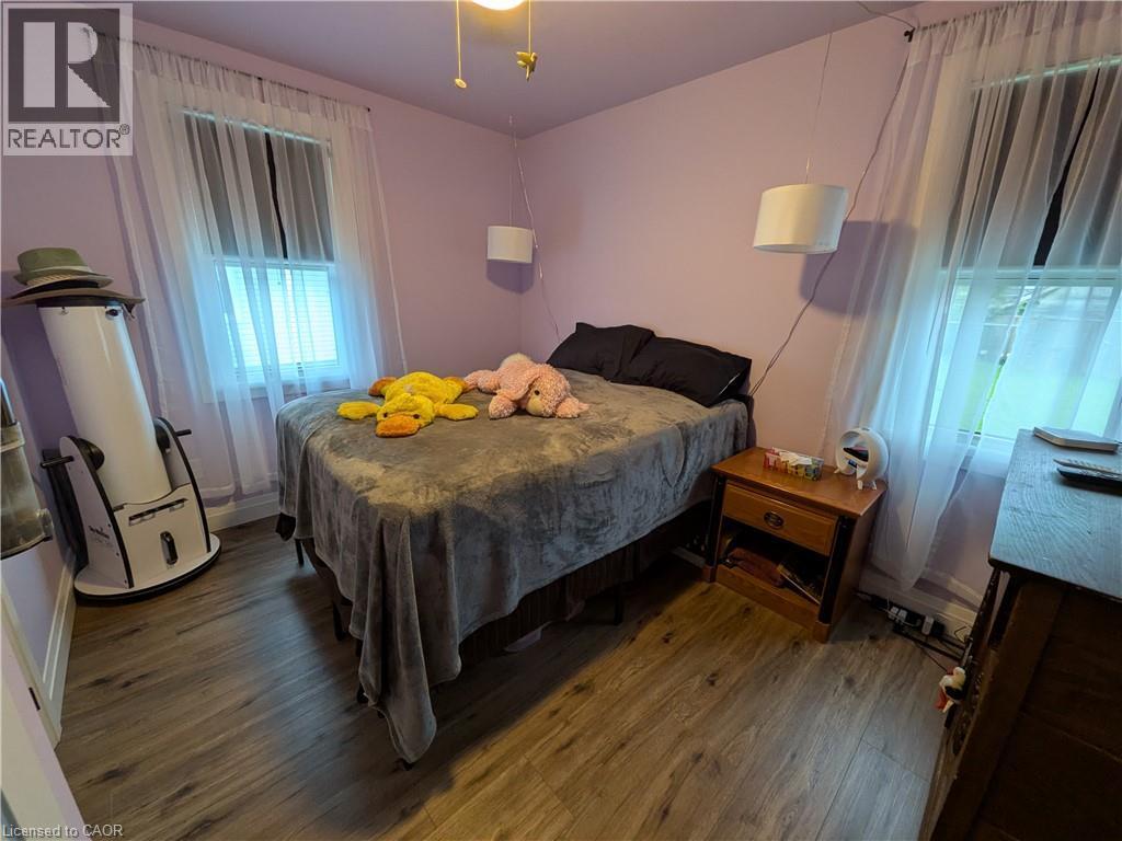 Wood-finish flooring with a light tone - 487 Scholfield Avenue N, Welland, ON