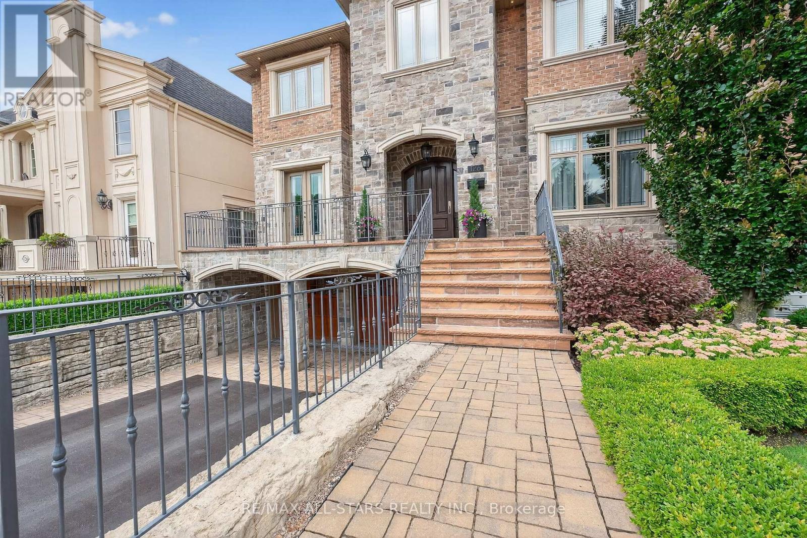 126 Hillview Road, Aurora, ON
