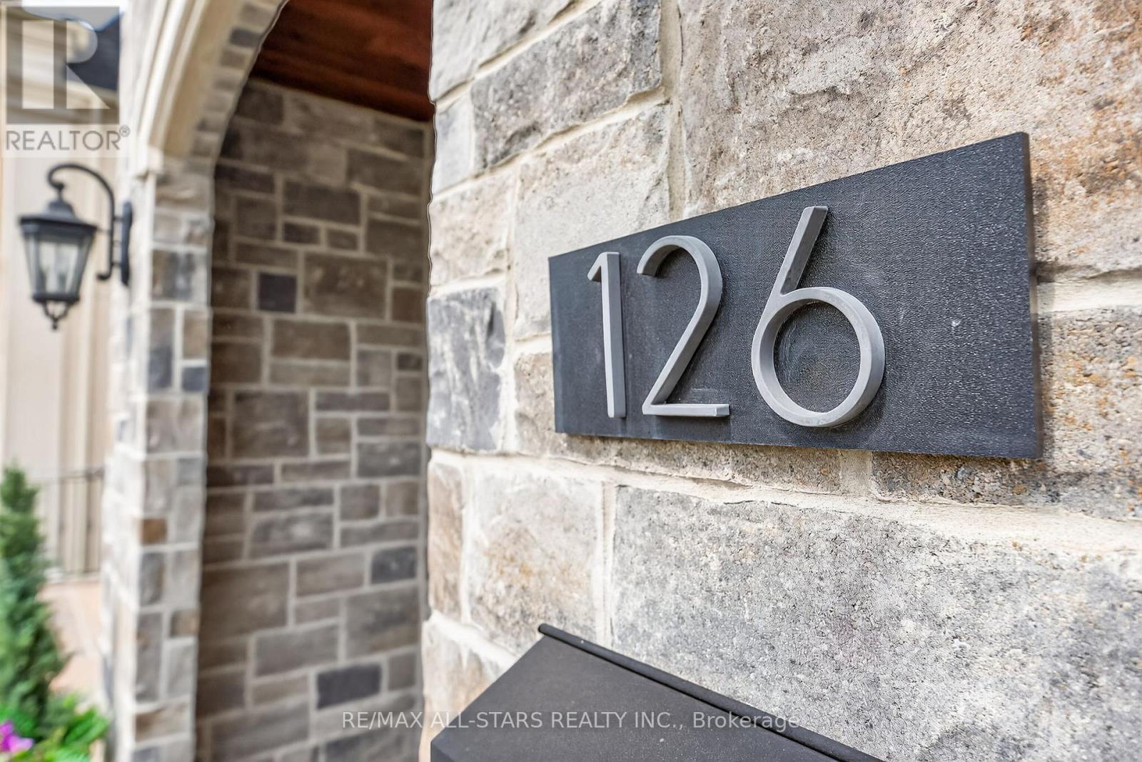 126 Hillview Road, Aurora, ON
