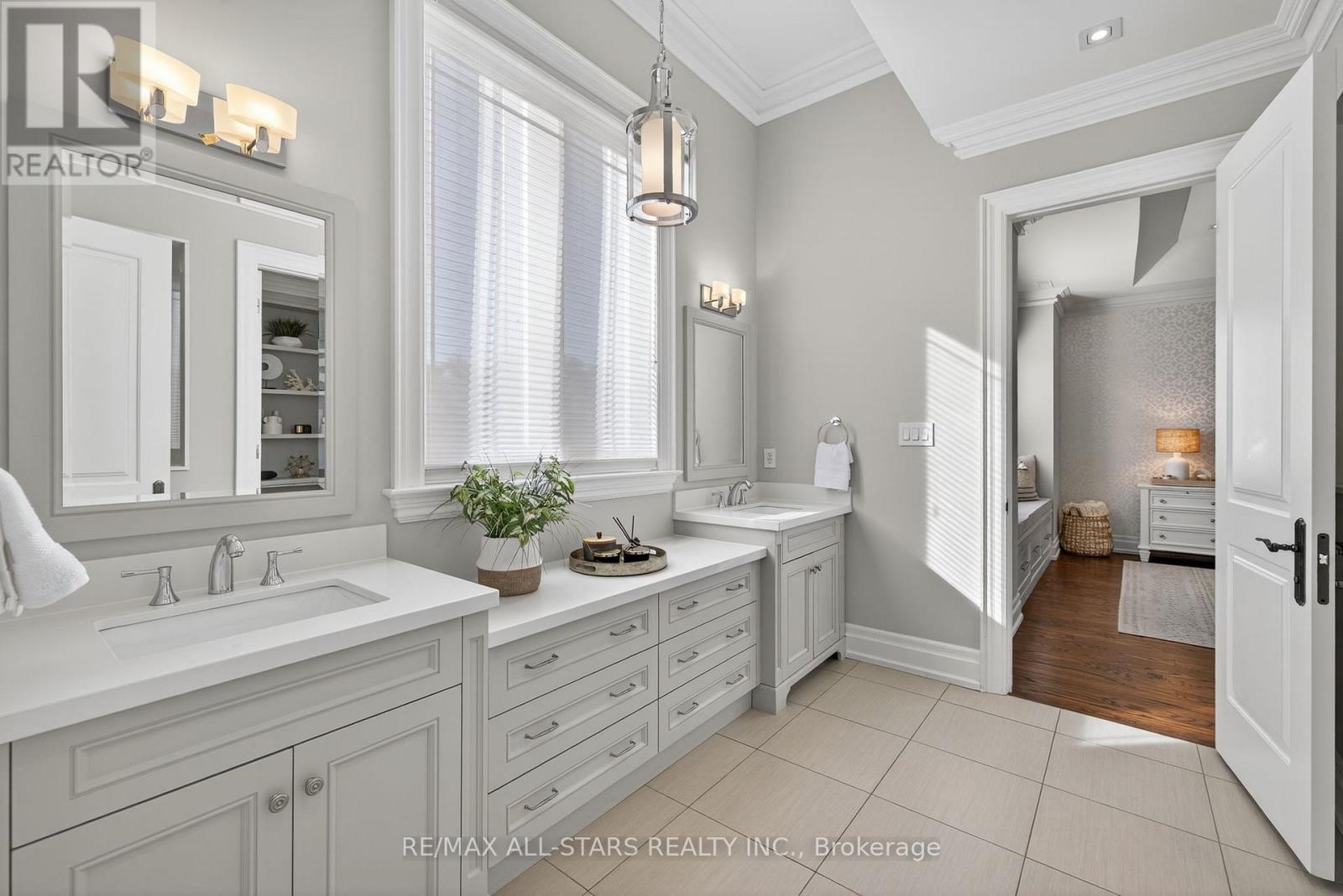 126 Hillview Road, Aurora, ON