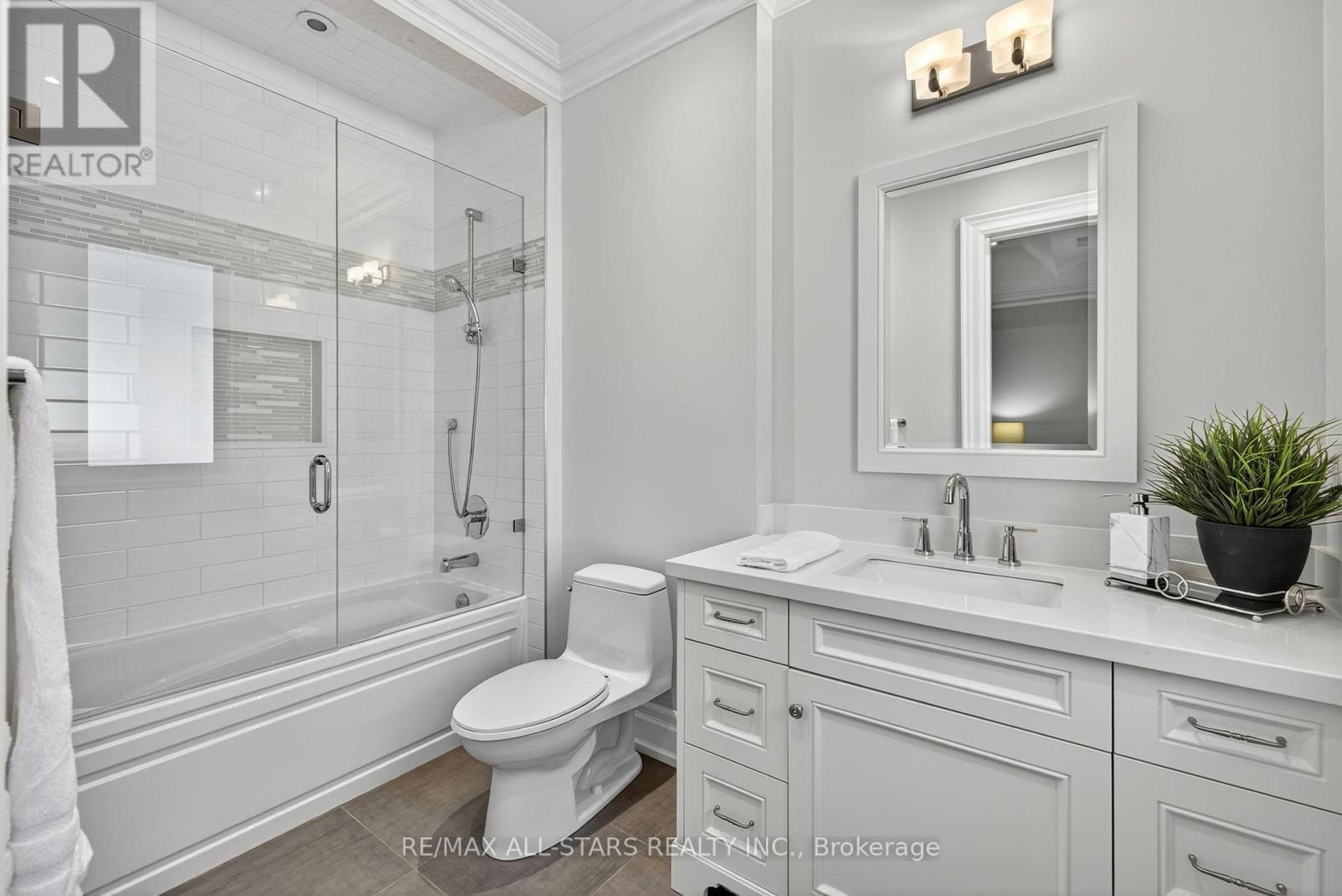 126 Hillview Road, Aurora, ON