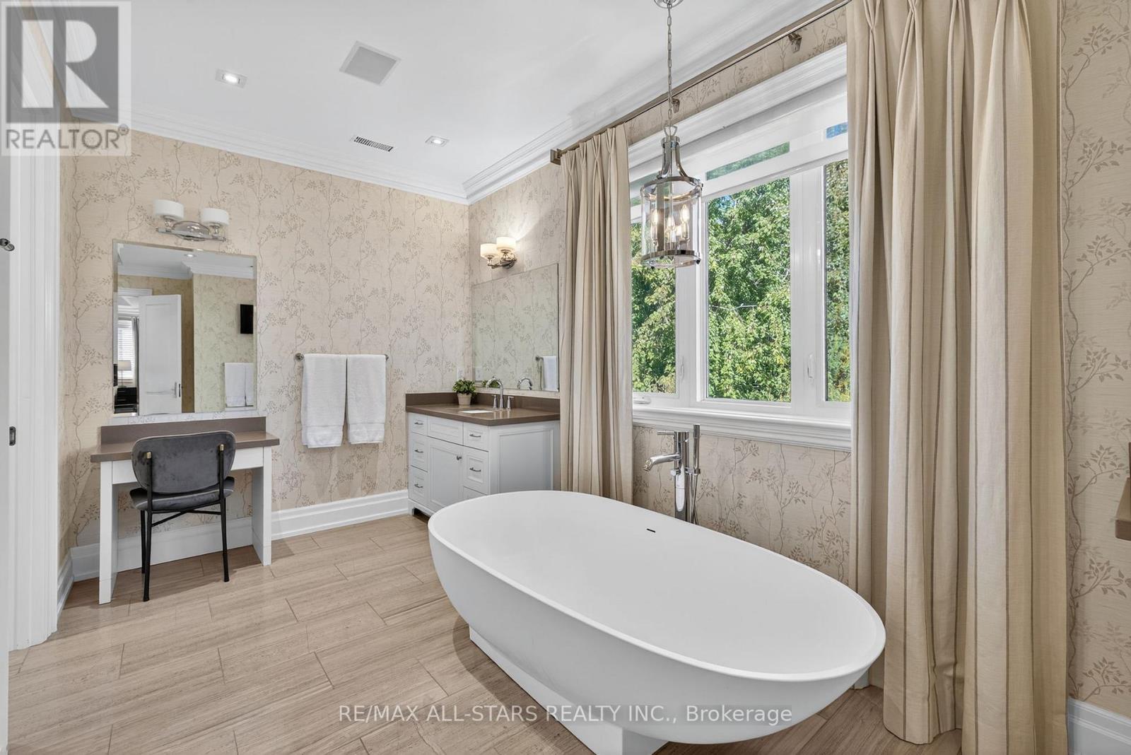 126 Hillview Road, Aurora, ON