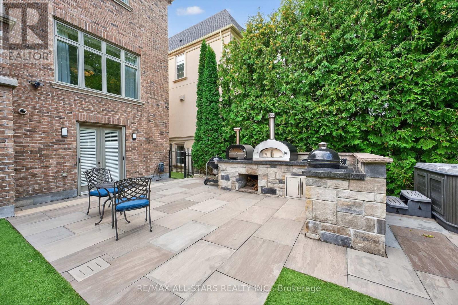126 Hillview Road, Aurora, ON