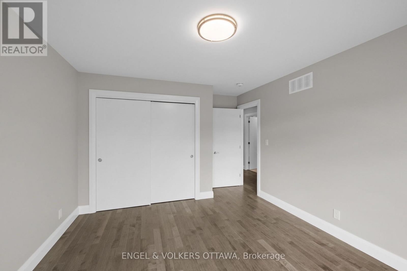 6933 Notre Dame Street, Ottawa, ON