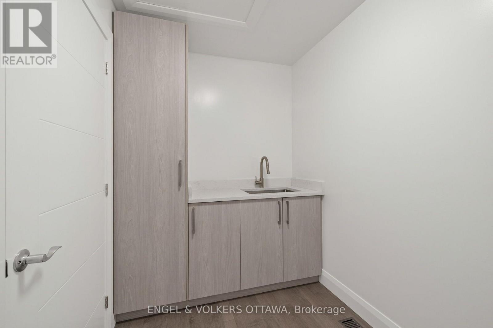 Upper Level Laundry - 6933 Notre Dame Street, Ottawa, ON