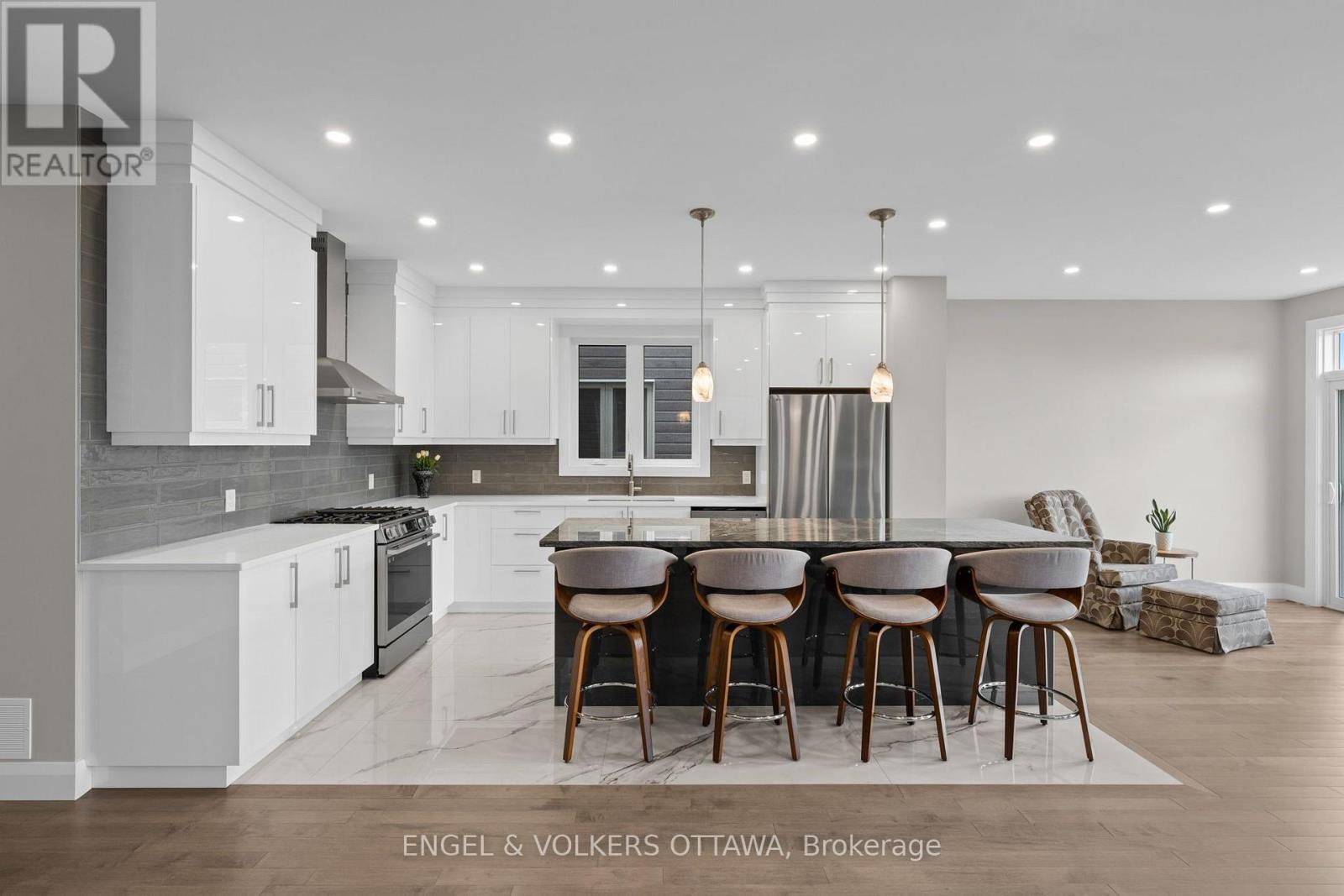 6933 Notre Dame Street, Ottawa, ON