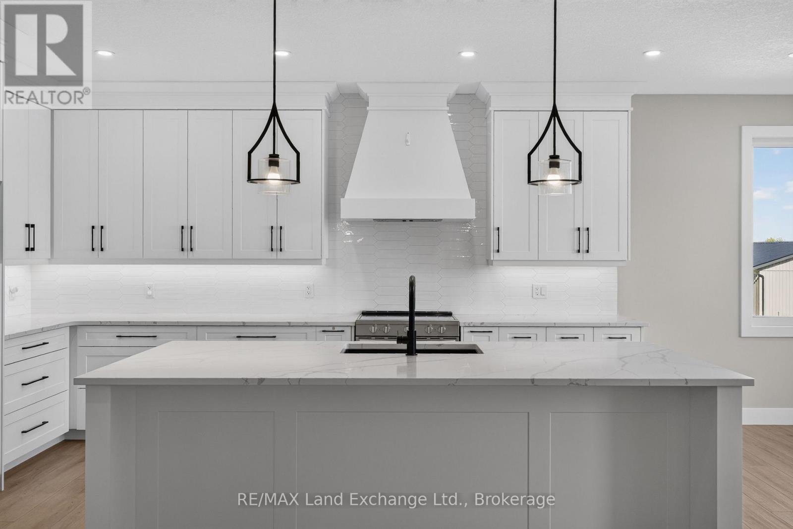 Perfect Entertaining Kitchen - 48 Mctavish Crescent, Huron-Kinloss, ON