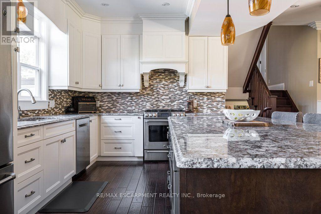 381 Woodworth Court, Hamilton, ON