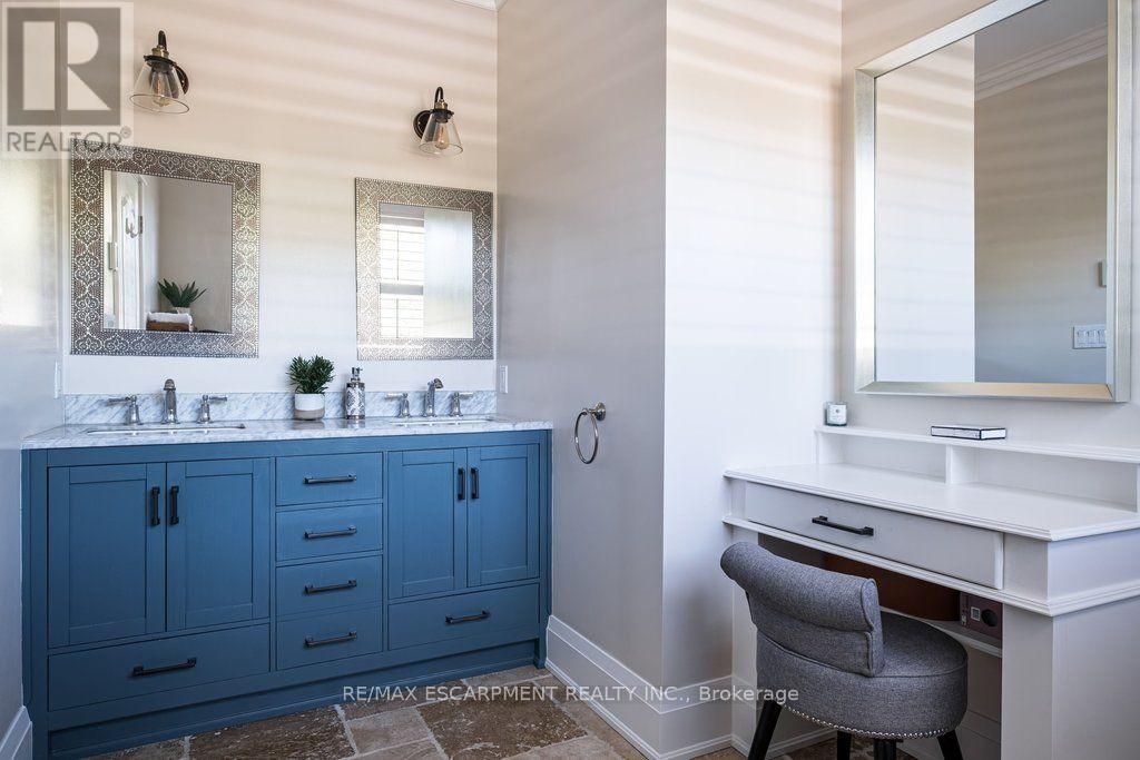 381 Woodworth Court, Hamilton, ON