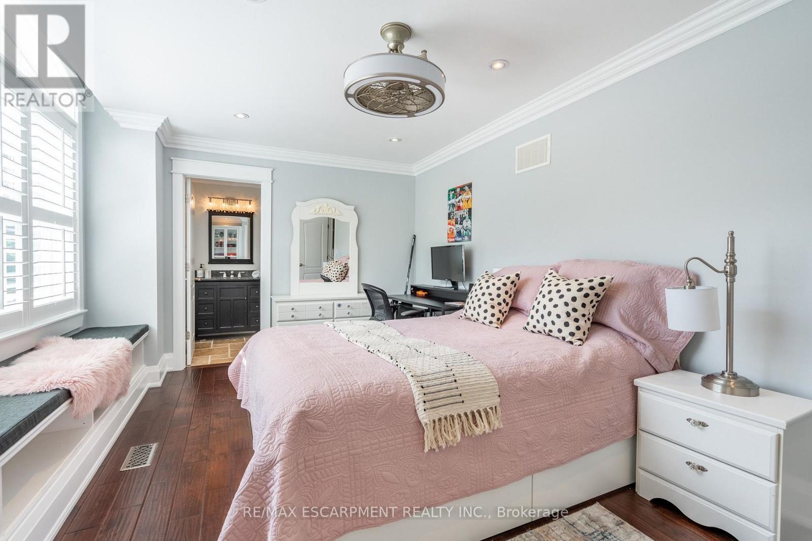 381 Woodworth Court, Hamilton, ON