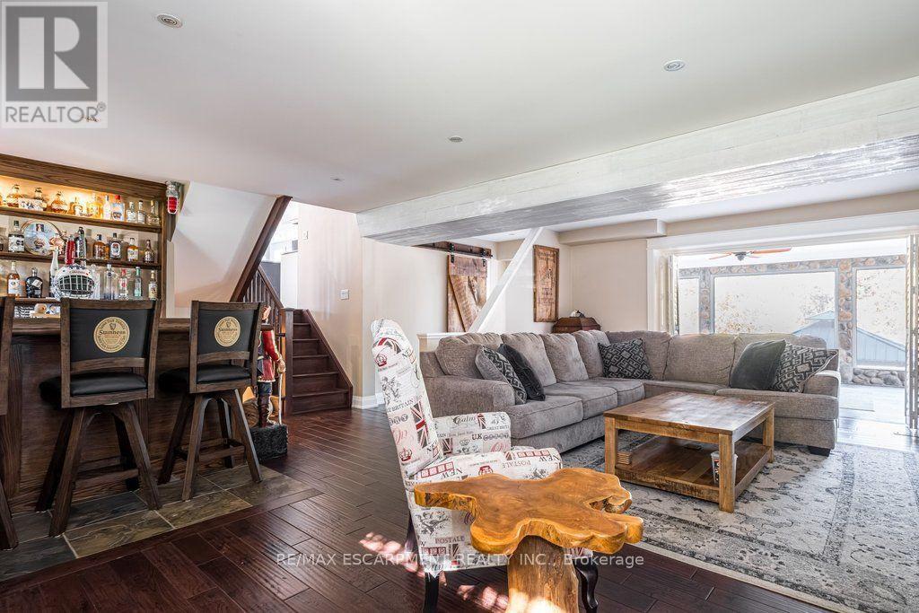 381 Woodworth Court, Hamilton, ON