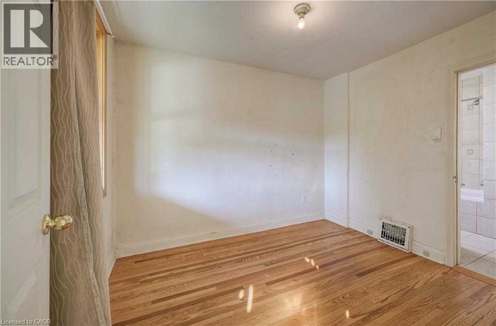 Wood-finish flooring with a ceiling-mounted light fixture - 174 Bridgeport Road E, Waterloo, ON