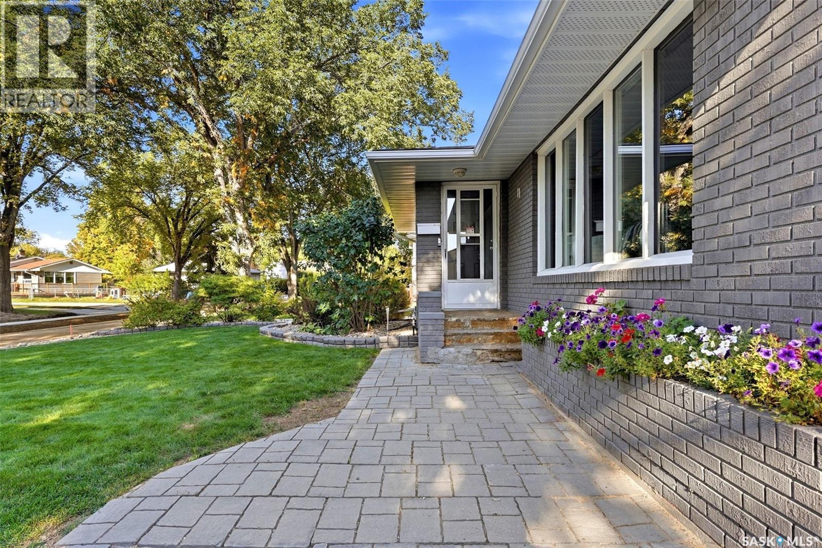11 Dolphin Bay, Regina, SK