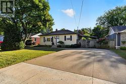 416 BARTLETT AVENUE Grimsby, ON L3M 2N4