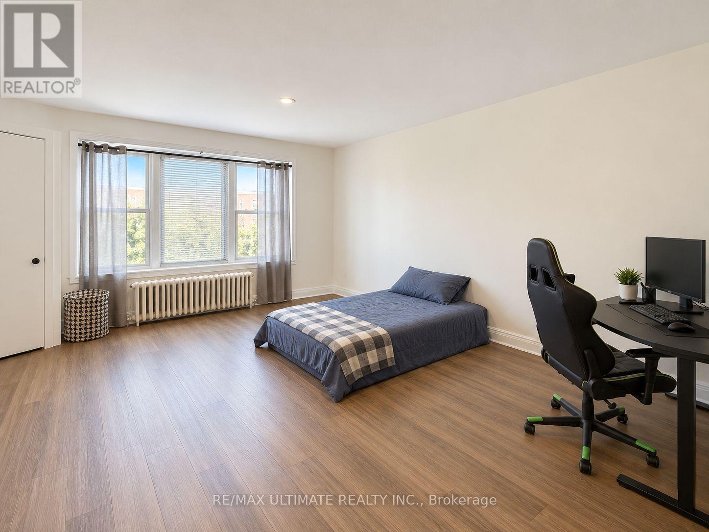3073 Bloor Street W, Toronto, ON