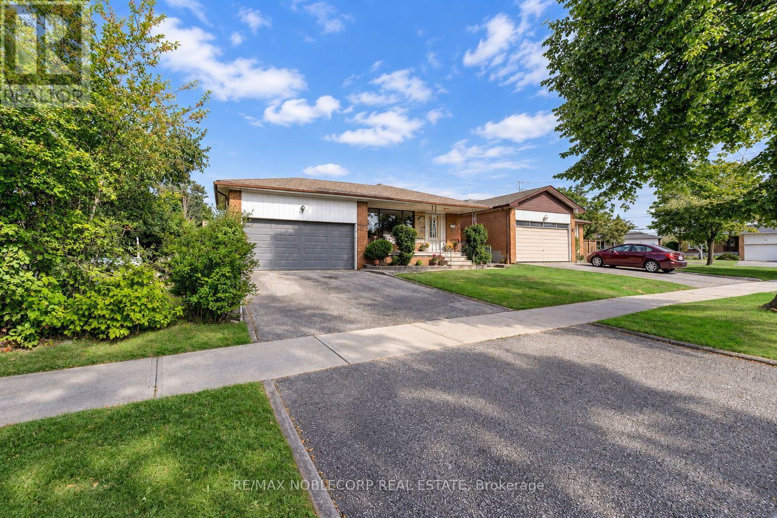 4 Warlingham Court, Toronto, ON