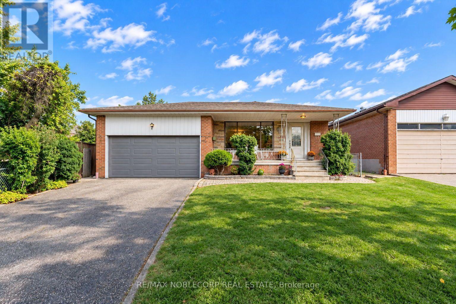 4 Warlingham Court, Toronto, ON