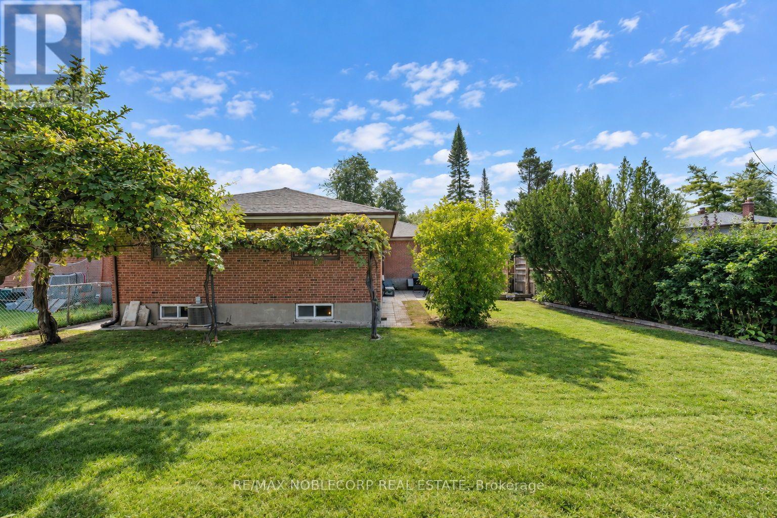 4 Warlingham Court, Toronto, ON