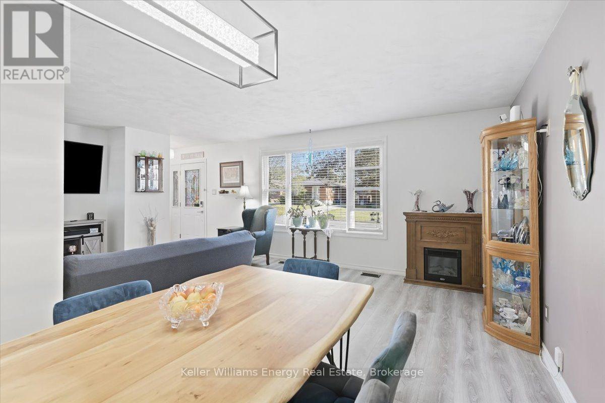 Bright Open Concept L Shaped Room - 30 Dominion Drive, Kawartha Lakes (Lindsay), ON