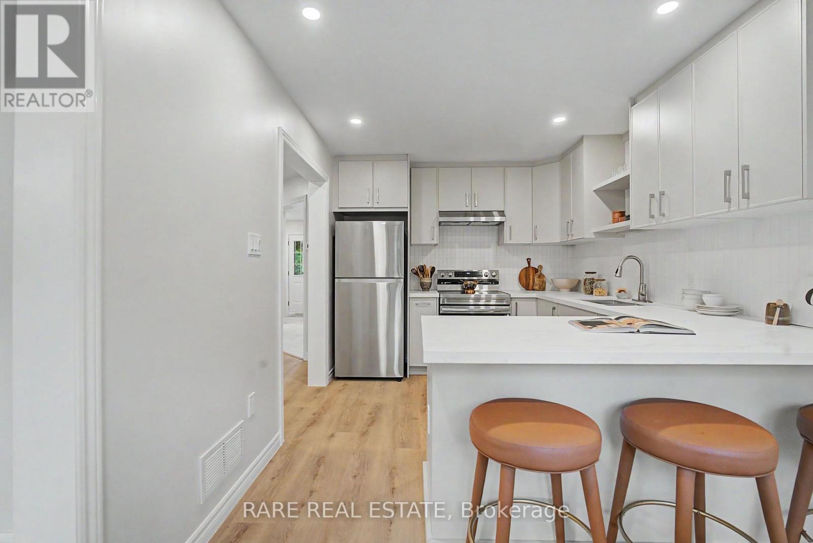 521 Hickory Avenue N, Whitby, ON