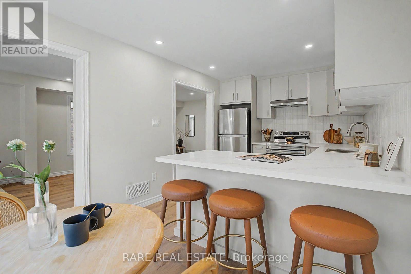 521 Hickory Avenue N, Whitby, ON