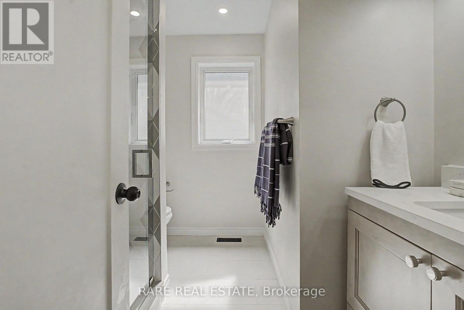 521 Hickory Avenue N, Whitby, ON