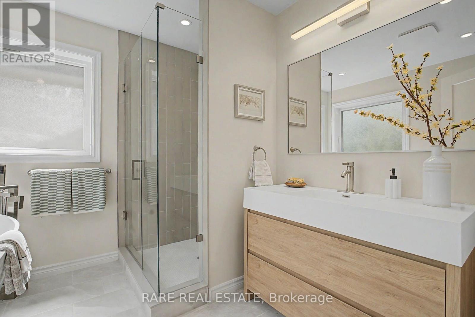 521 Hickory Avenue N, Whitby, ON