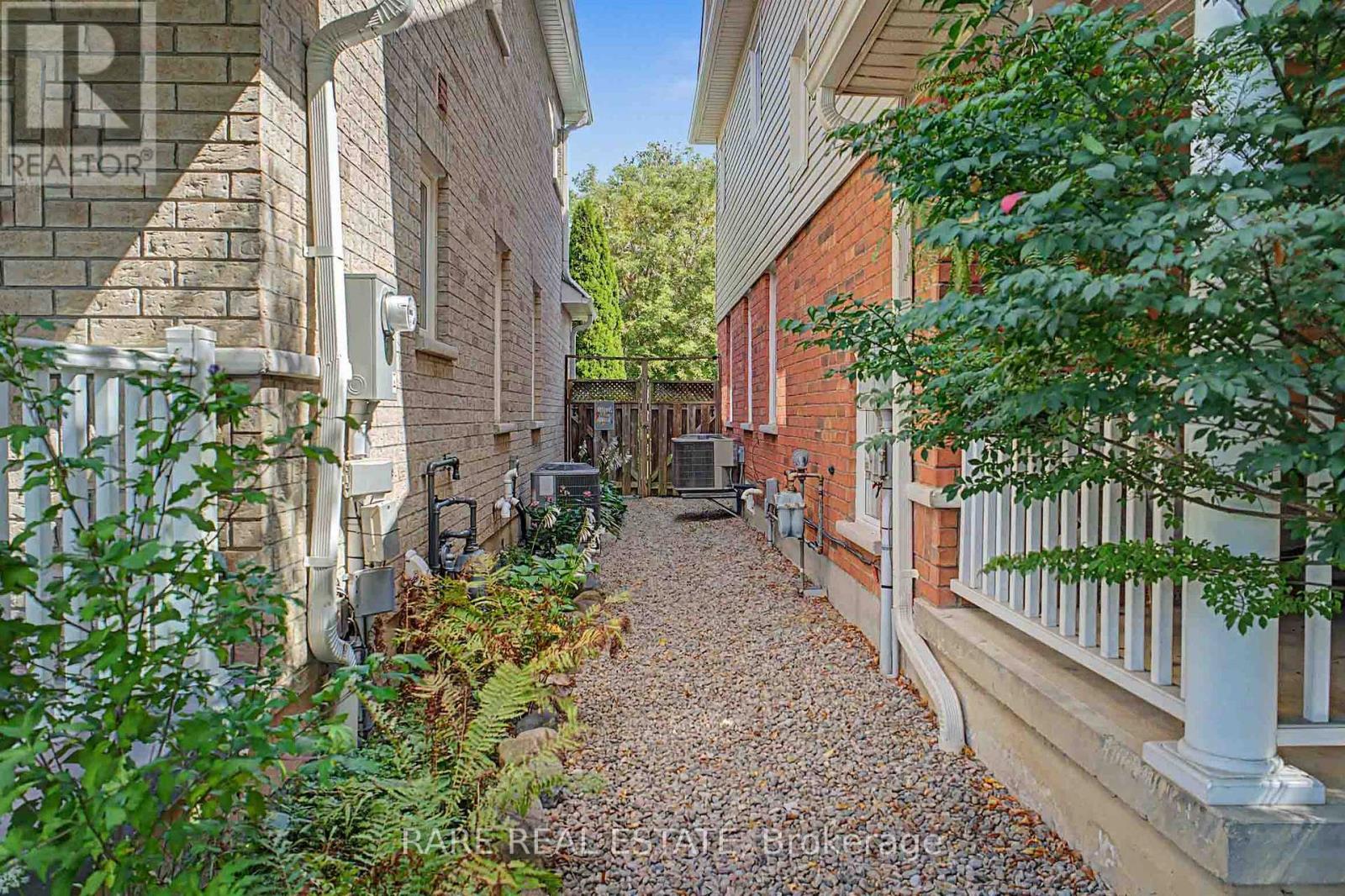 521 Hickory Avenue N, Whitby, ON