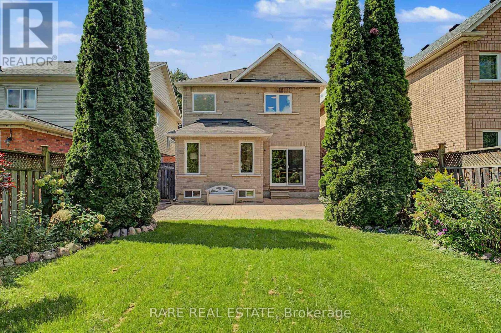 521 Hickory Avenue N, Whitby, ON