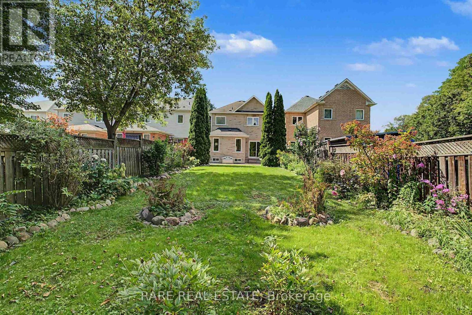521 Hickory Avenue N, Whitby, ON