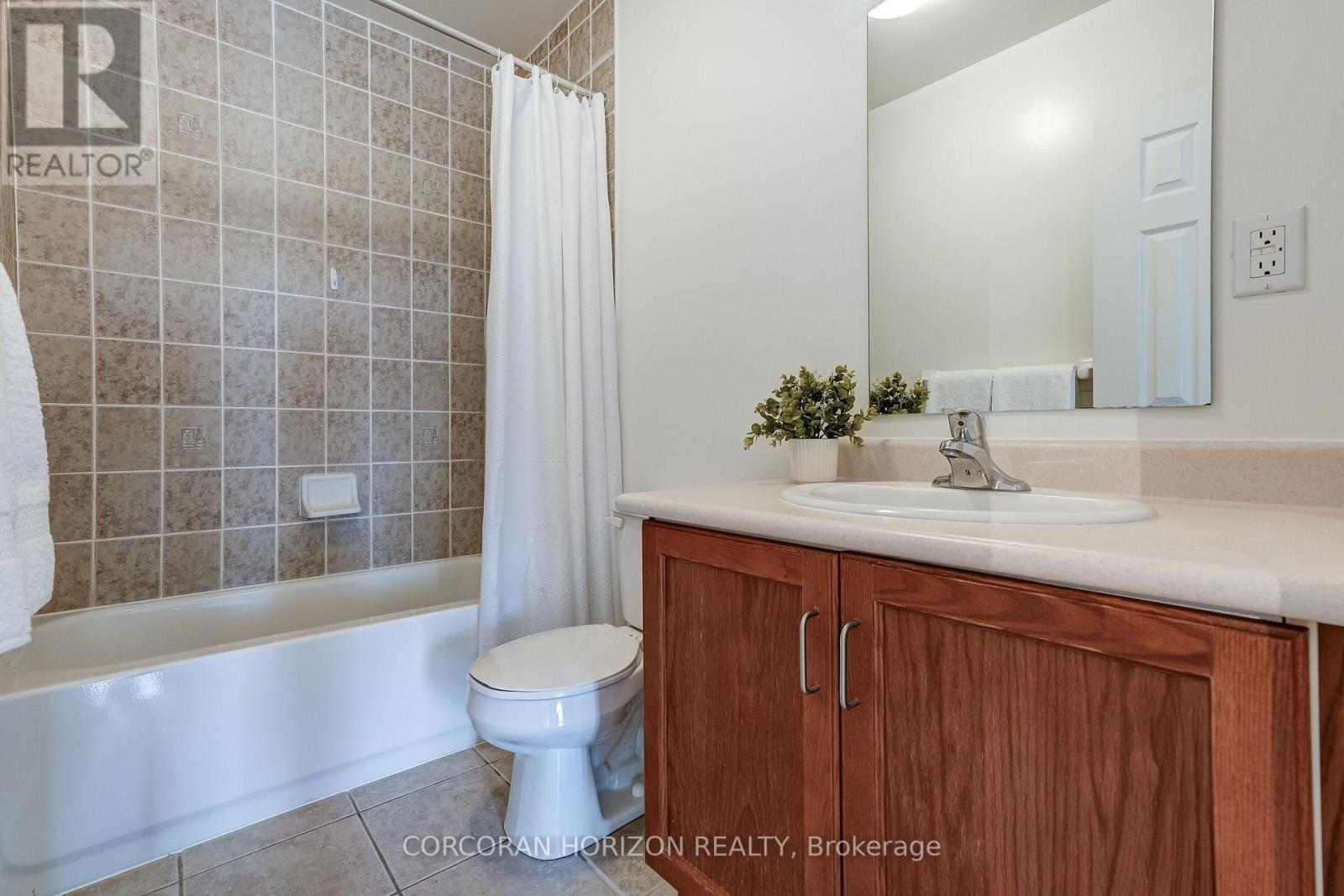Primary bathoom ensuite - Ph3 - 35 Hunt Avenue, Richmond Hill, ON