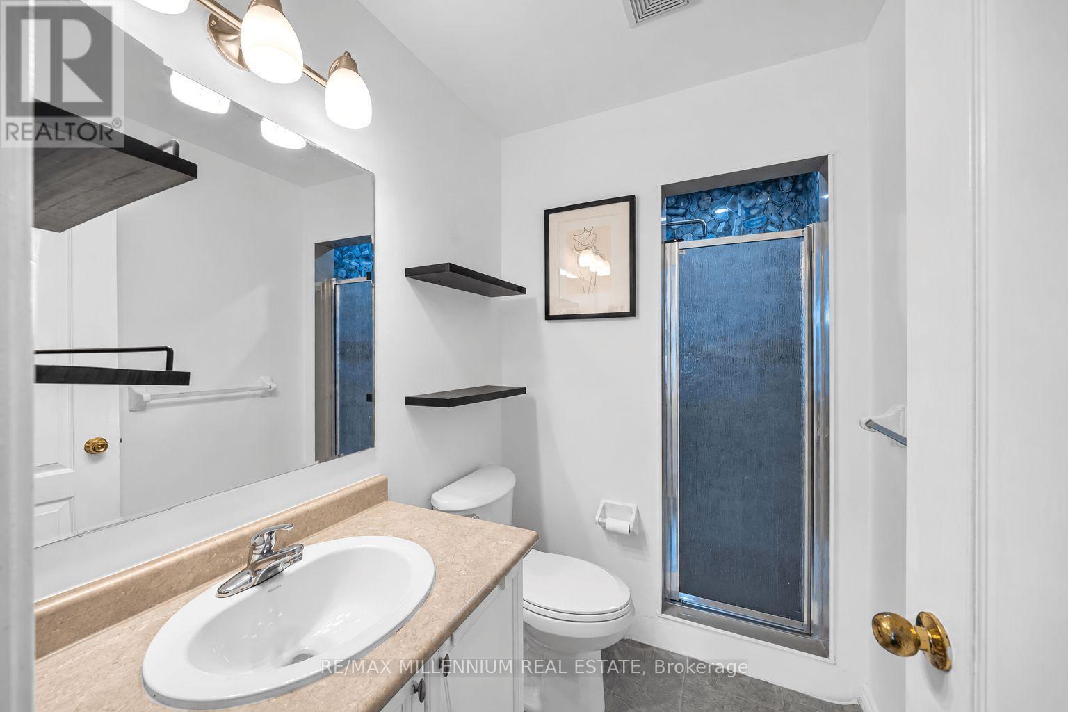 3PC Ensuite in Primary Bedroom - 39 Decker Hollow Circle, Brampton, ON