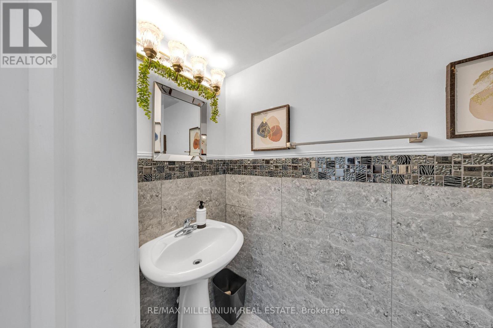 Powder Room - 39 Decker Hollow Circle, Brampton, ON