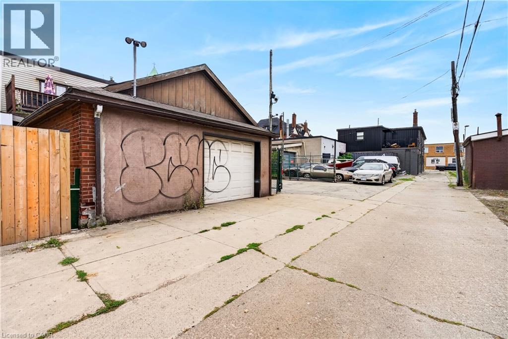 Additional content - 689 E Barton Street E, Hamilton, ON