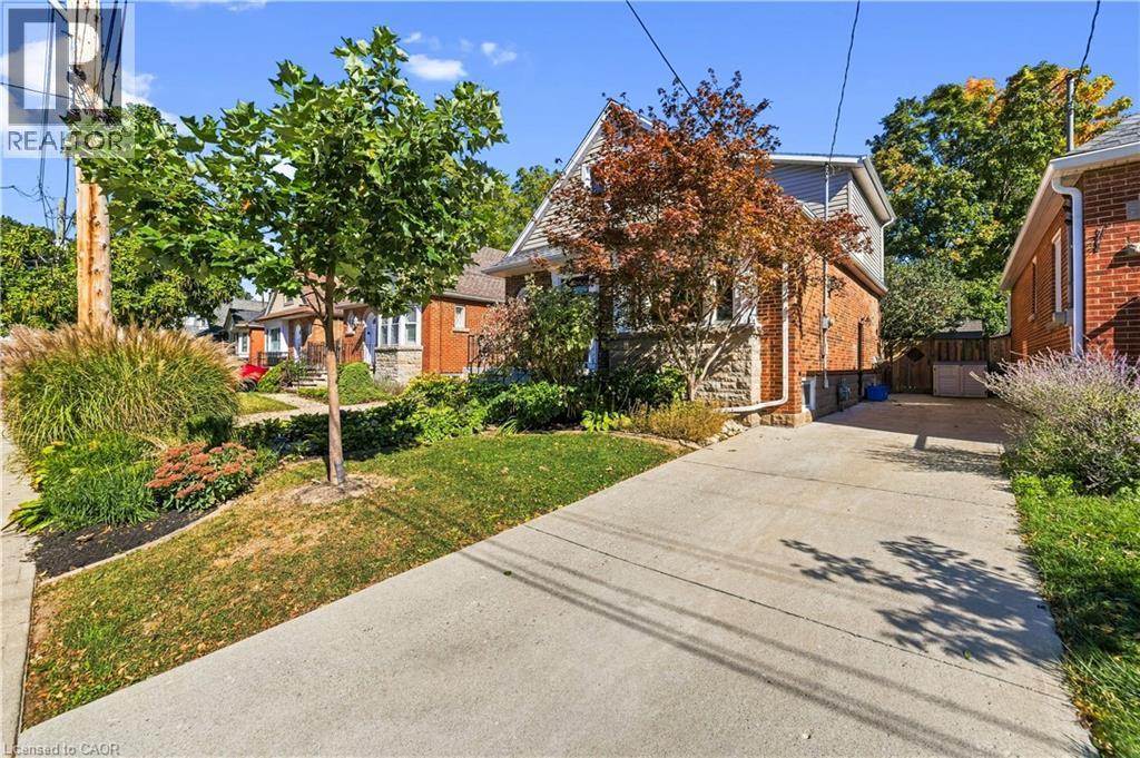 Concrete driveway can fit 3 cars - 58 Uplands Avenue, Hamilton, ON