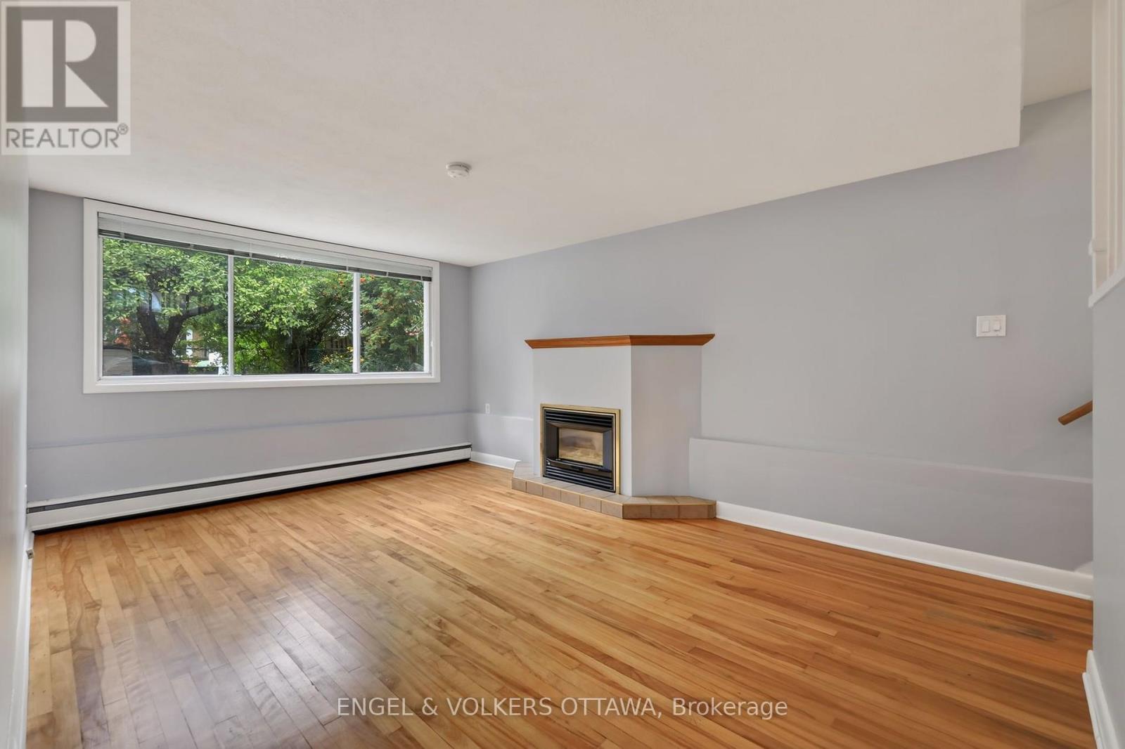 Living Room w Natural Gas Fireplace - 1228 Henry Farm Drive, Ottawa, ON