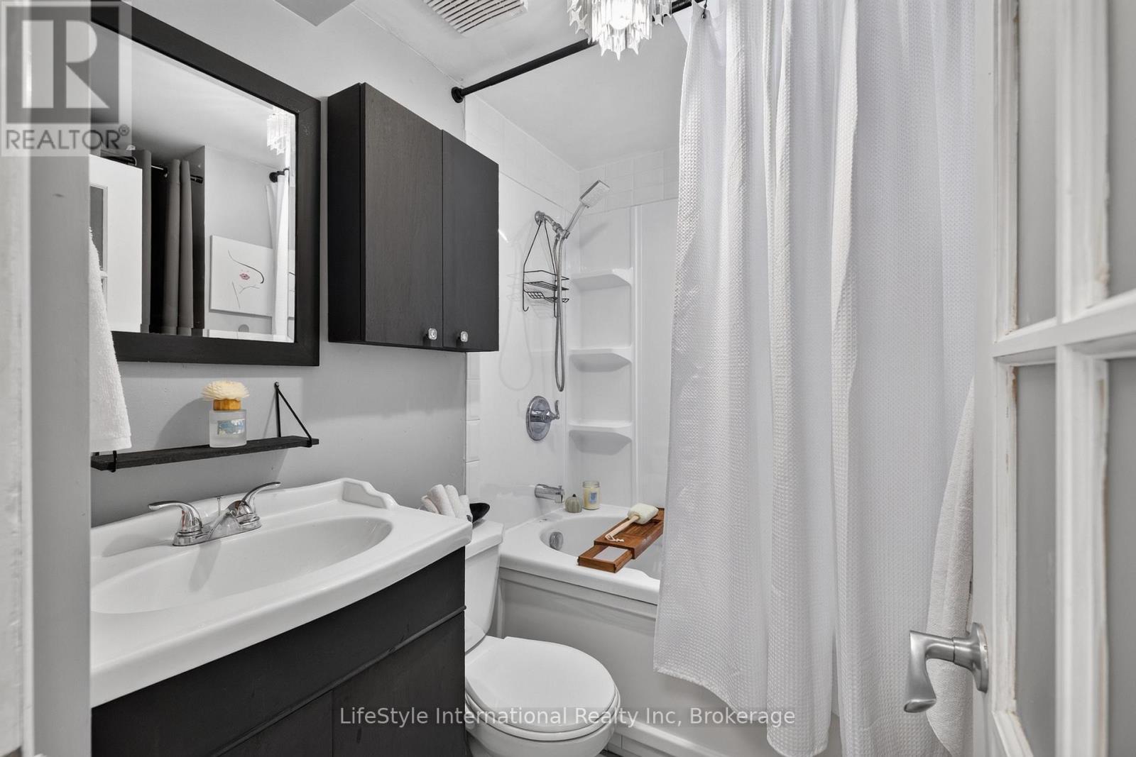 Second floor bathroom - 18 Camrose Court, Kitchener, ON