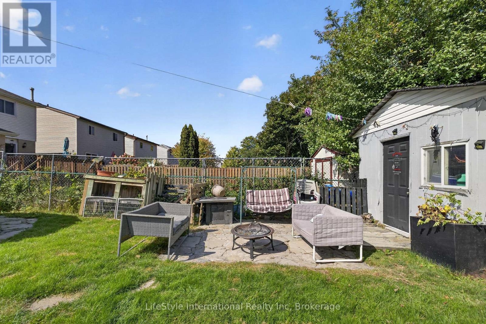 Firepit - 18 Camrose Court, Kitchener, ON
