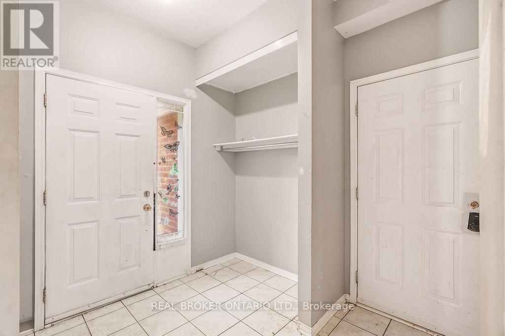 Foyer - 182 Annapolis Circle, Ottawa, ON