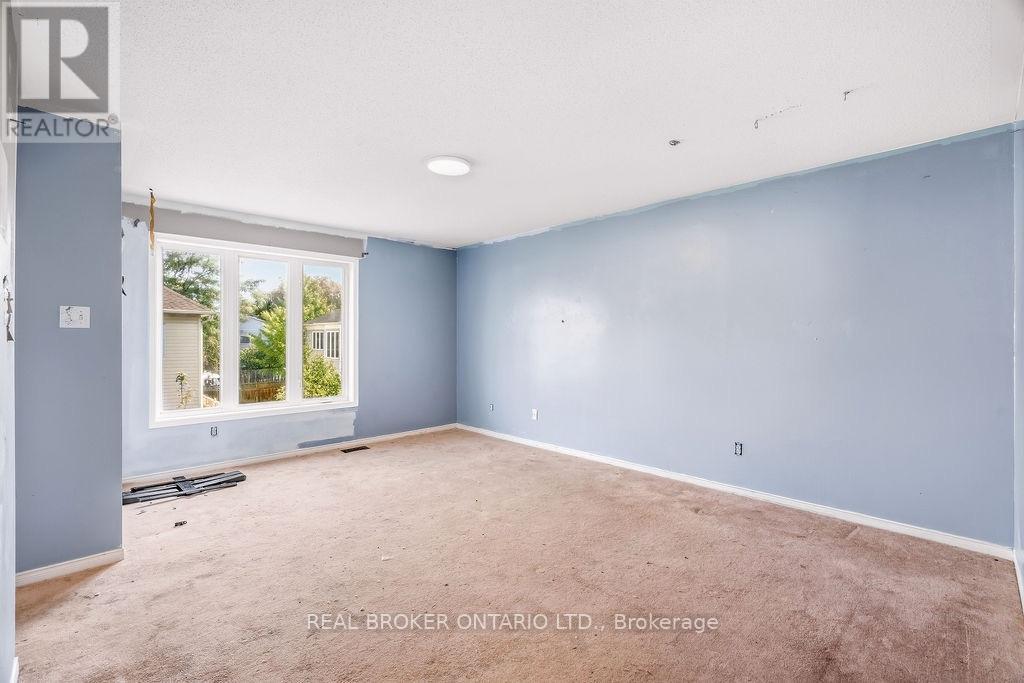 Primary Bedroom with Walk-In Closet & Ensuite Bath - 182 Annapolis Circle, Ottawa, ON