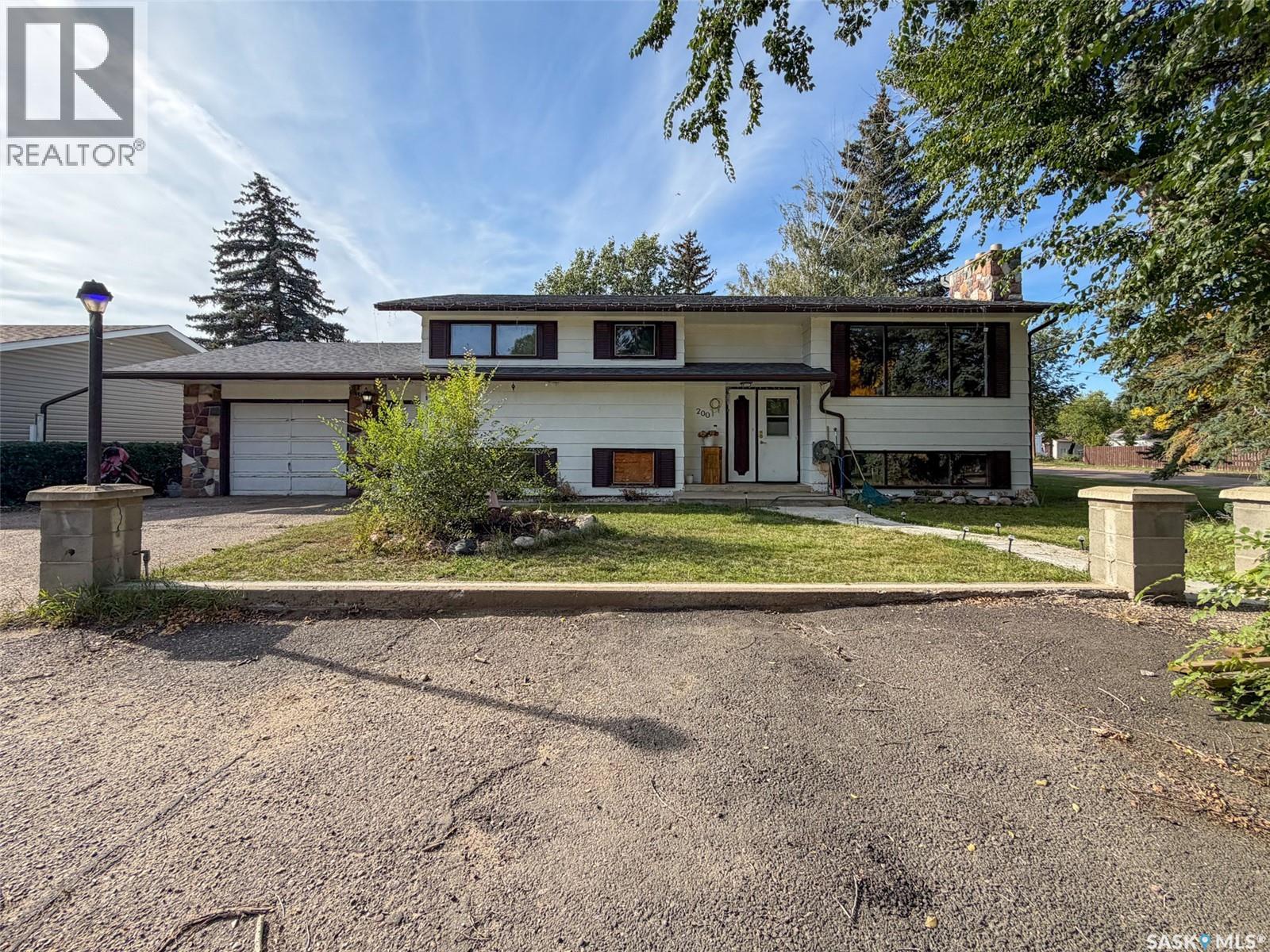 200 3Rd Street E, Ponteix, SK