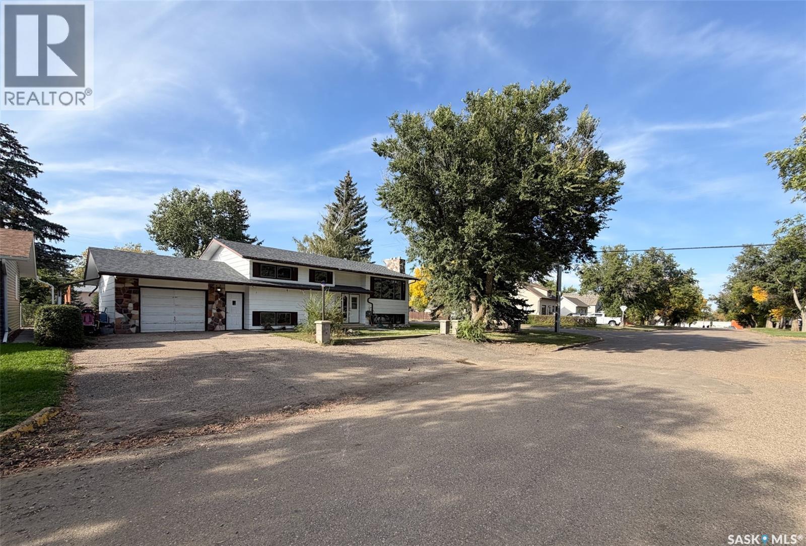 200 3Rd Street E, Ponteix, SK