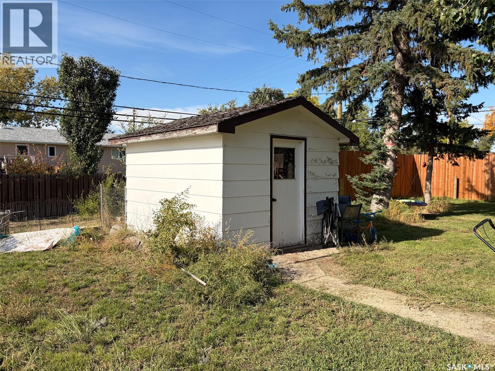 200 3Rd Street E, Ponteix, SK